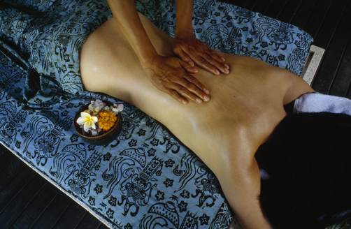 allong sur la table de massage